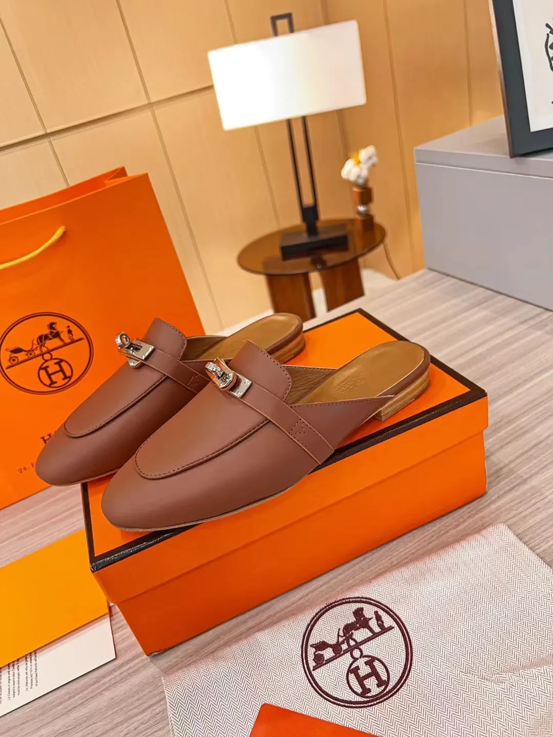 👟👟Ex-factory price 480👟👟 2023 product Hermes new genuine handmade shoes, purely handmade, a must-collect item! The perfect holiday accessory! Our pursuit of quality products is always the best! Don't give in! Comfort and originality, not following trends, and not deliberately expressing oneself are the consistent pursuits of Hermes and its fans!  [Material] ✅Upper: Hermers original calfskin ✅Foot pads: Made of imported original fabric with 5D color printing ✅Outsole: Italian genuine leather outsole (pursuing top walking comfort) [Number of yards] 35-42 [Packaging] With original packaging